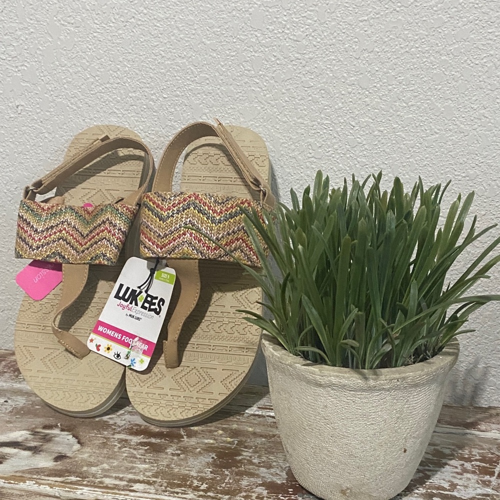 NWT LUKEES sandals sz 9. These are so cute…great for summer 🌞 🏖️